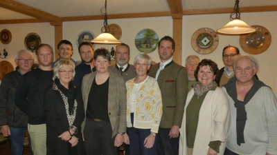 Hintere Reihe von li.: Kurt Koppmann (Kassenprüfer), Felix Schäffer (Beisitzer), Andreas Ringlstetter (Beisitzer), Thomas Prey (Stv. Schatzmeister), 1. Bürgermeister Frank Zeitler (1. Vorsitzender), Baron Raphael Freiherr von Lichtenstern (2. Vorsitzender), Georg Dotzler (Schatzmeister) Dr. Tobias Hammerl (Museumseiter) Vordere Reihe von li.: Frau 2. Bürgermeisterin Irene Ehemann (Beisitzerin), Kerstin Ehemann (Geschäftsführerin), Gudrun Vogt (3.Vorsitzende), Irene Sebald (Beisitzerin), Bernhard Babl (Beisitzer). (Bild: Lorna Simone Baier)