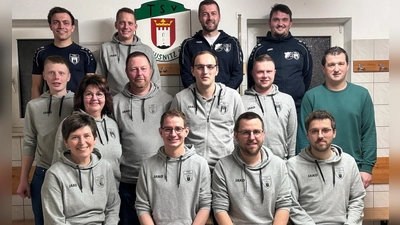 Neuwahlen standen beim TSV Trausnitz auf der Tagesordnung. Das Bild zeigt (sitzend) Hösl Maria, Hösl Tobias, Dillig Matthias, Nahlovsky Dominik sowie Jäckel Luca, Dillig Gabriele, Jäckel Christian, Forster Matthias, Nahlovsky Benedikt, Schwandner Martin (mittlere Reihe) und Süß Christoph, Hösl Markus, Braun Sebastian sowie Wolf Lukas (obere Reihe). <br> (Bild: Matthias Forster)