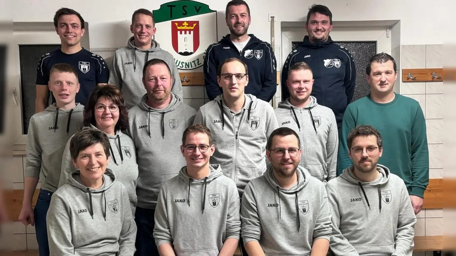 Neuwahlen standen beim TSV Trausnitz auf der Tagesordnung. Das Bild zeigt (sitzend) Hösl Maria, Hösl Tobias, Dillig Matthias, Nahlovsky Dominik sowie Jäckel Luca, Dillig Gabriele, Jäckel Christian, Forster Matthias, Nahlovsky Benedikt, Schwandner Martin (mittlere Reihe) und Süß Christoph, Hösl Markus, Braun Sebastian sowie Wolf Lukas (obere Reihe). <br> (Bild: Matthias Forster)