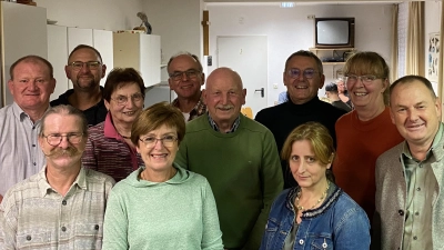 Das neue Vorstandsteam bilden (hinten von links) Jürgen Rieger, Thomas Krybus, Erna Widenbauer, Thomas Bauer, Rudolf Götz, Josef Gilch, Ute Gruber sowie (vorne von links) Jürgen Gruber, Irmi Steinbacher und Petra Sperl. Bürgermeister Erich Meidinger (rechts) gratulierte.  (Bild: wec)