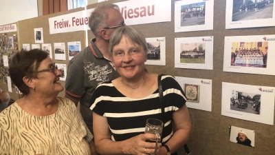 Zu den Gästen der Vernissage gehörten unter anderem auch Hermine Schuller (Frauenunion Wiesau), der Vorsitzende des SV Schönhaid, Konrad Burger und die Markrätin von der CSU in Wiesau, Rita Korb (von links). (Bild: Werner Robl)