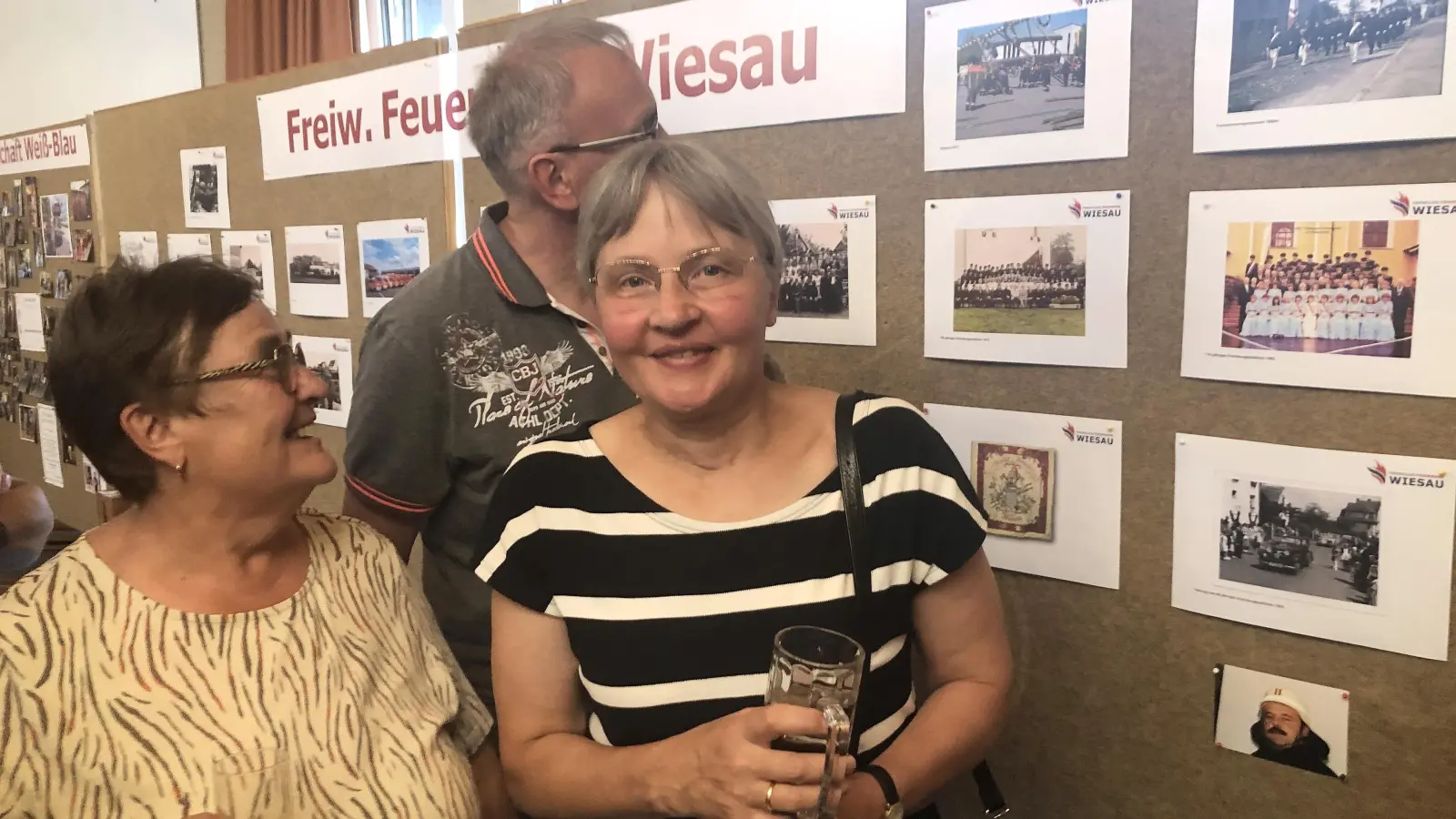 Zu den Gästen der Vernissage gehörten unter anderem auch Hermine Schuller (Frauenunion Wiesau), der Vorsitzende des SV Schönhaid, Konrad Burger und die Markrätin von der CSU in Wiesau, Rita Korb (von links). (Bild: Werner Robl)