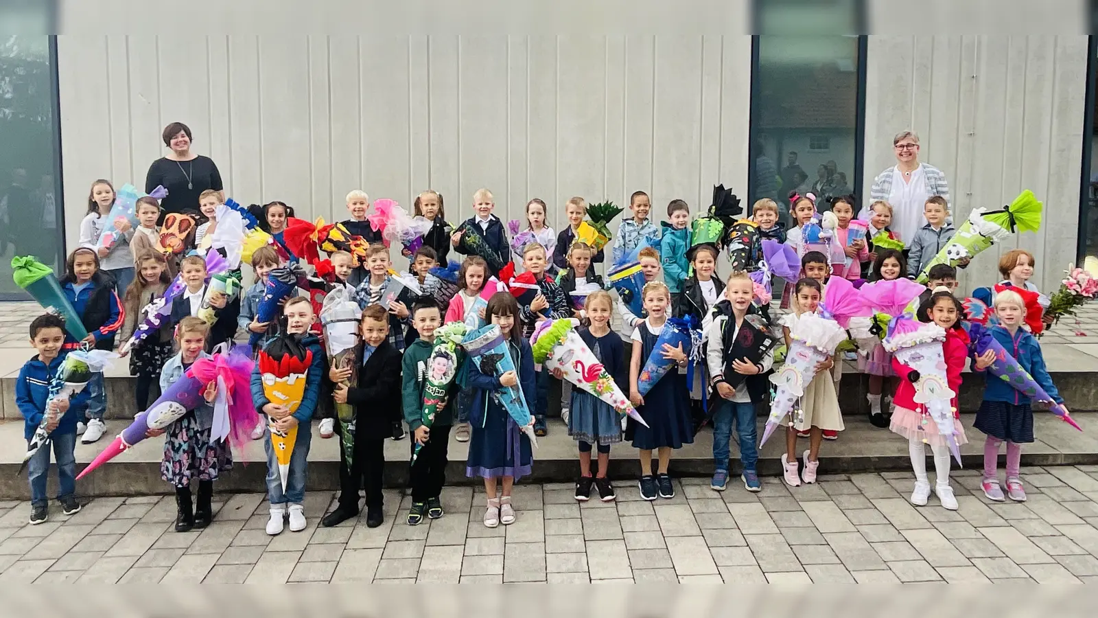 Die Erstklässler der Dreifaltigkeits-Grundschule (Schulhaus Krumbacher Straße) mit den Klassenlehrkräften Anja Decker und Michaela Grünwald.  (Bild: Marion Ott )