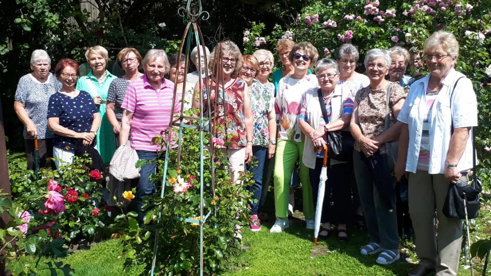 Bildtext: auf dem Bild sind die Frauen des Müttervereins Pullenreuth zu Besuch bei Michael Riedl in Neusorg  (Bild: Irene Ritter)