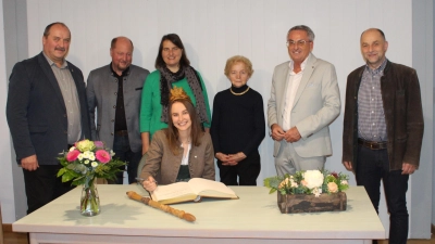  Die amtierende Waldkönigin Bayerns Patricia Vogl beim Eintrag ins goldene Buch der Gemeinde Tiefenbach. (v. links) Nikolaus Scherr, Alfons und Birgit Vogl, Patricia Vogl, Dora Vogl, Ludwig Prögler und Josef Königsberger)<br> (Bild: Viola Scherr )