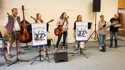 Musikgruppe Z`s aus Schönsee und Familie Fugmann beim Vortrag (Bild: Michael Welnhofer)