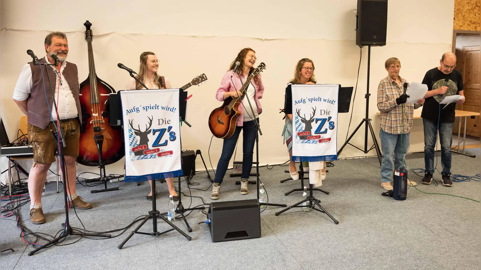 Musikgruppe Z`s aus Schönsee und Familie Fugmann beim Vortrag (Bild: Michael Welnhofer)