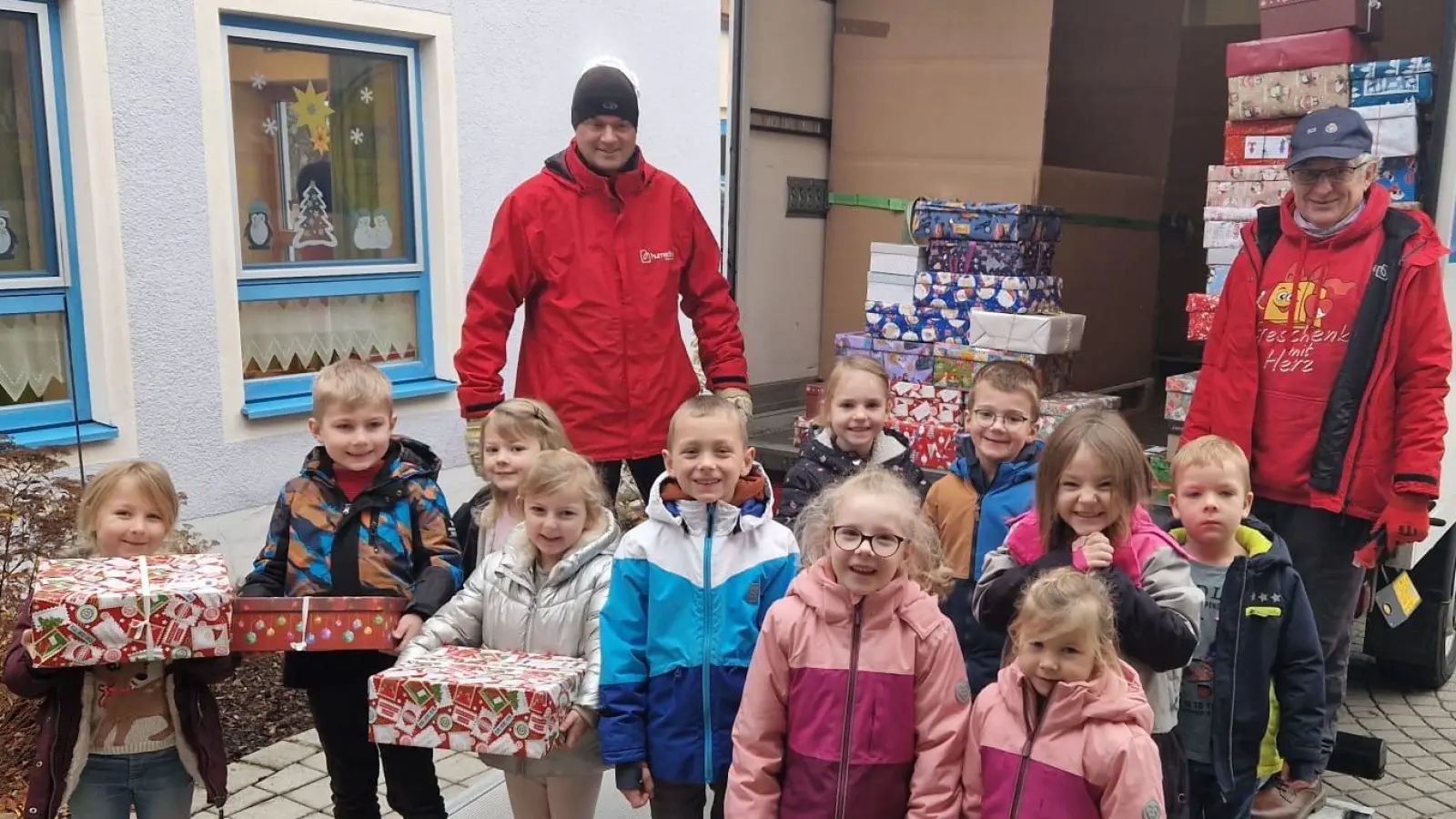 Bei der Aktion „Geschenk mit Herz” waren die Kinder mit Eifer dabei.  (Bild: Christine Lippert)