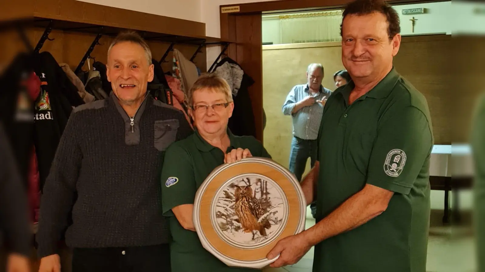 Erster Schützenmeister Helmut Werner (rechts) und zweiter Schützenmeister Michael Knott überreichen die letzte Ehrenscheibe der Jahres 2023 an die sichtlich erfreute Sieglinde Knott.<br> (Bild: Kerstin Werner/exb)