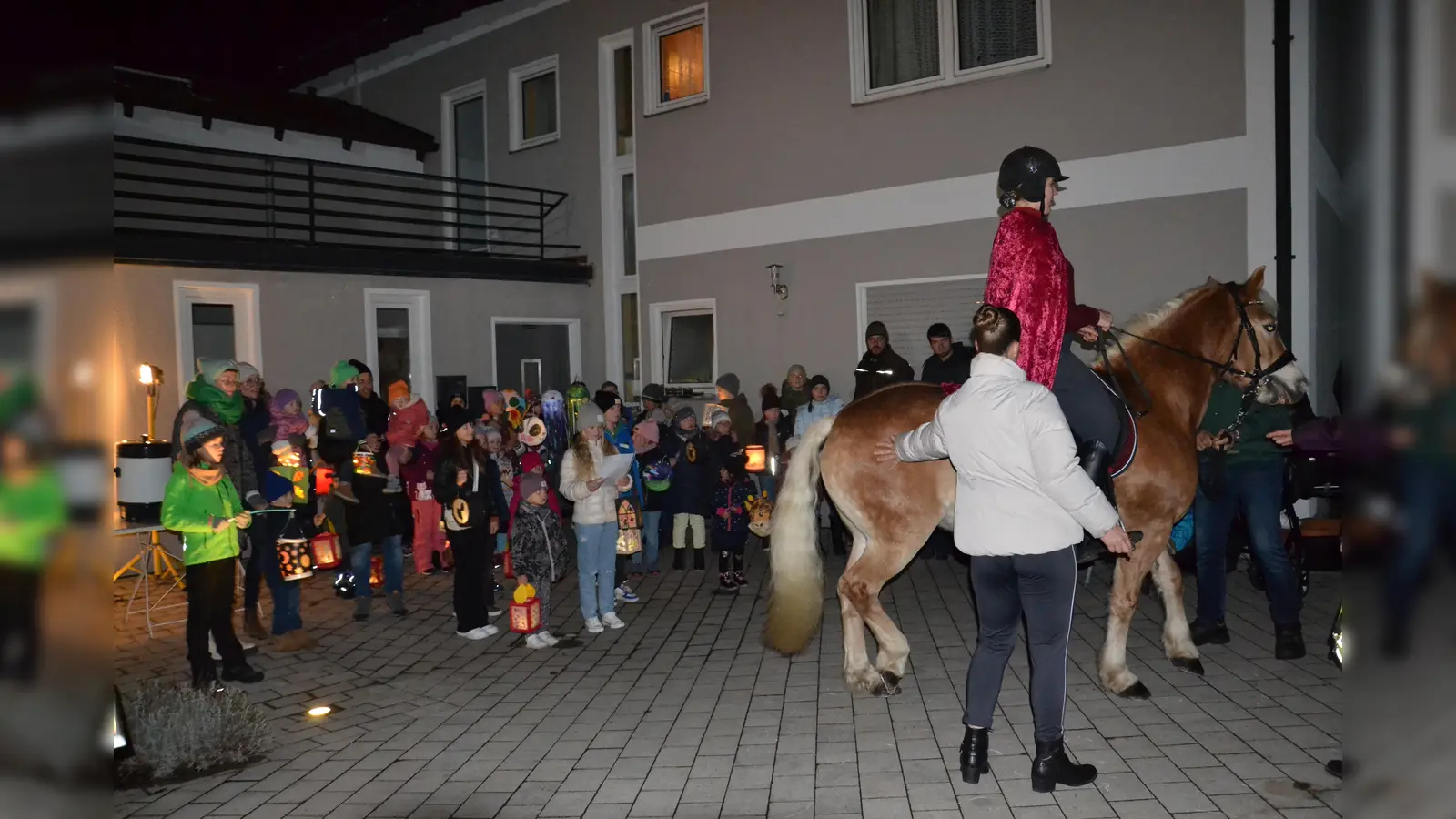 Kinder freuten sich mit ihren Eltern beim Martinszug durch Heumaden. Angeführt wurde der Umzug von Beate Kleber auf dem Pferd. (Bild: gi)