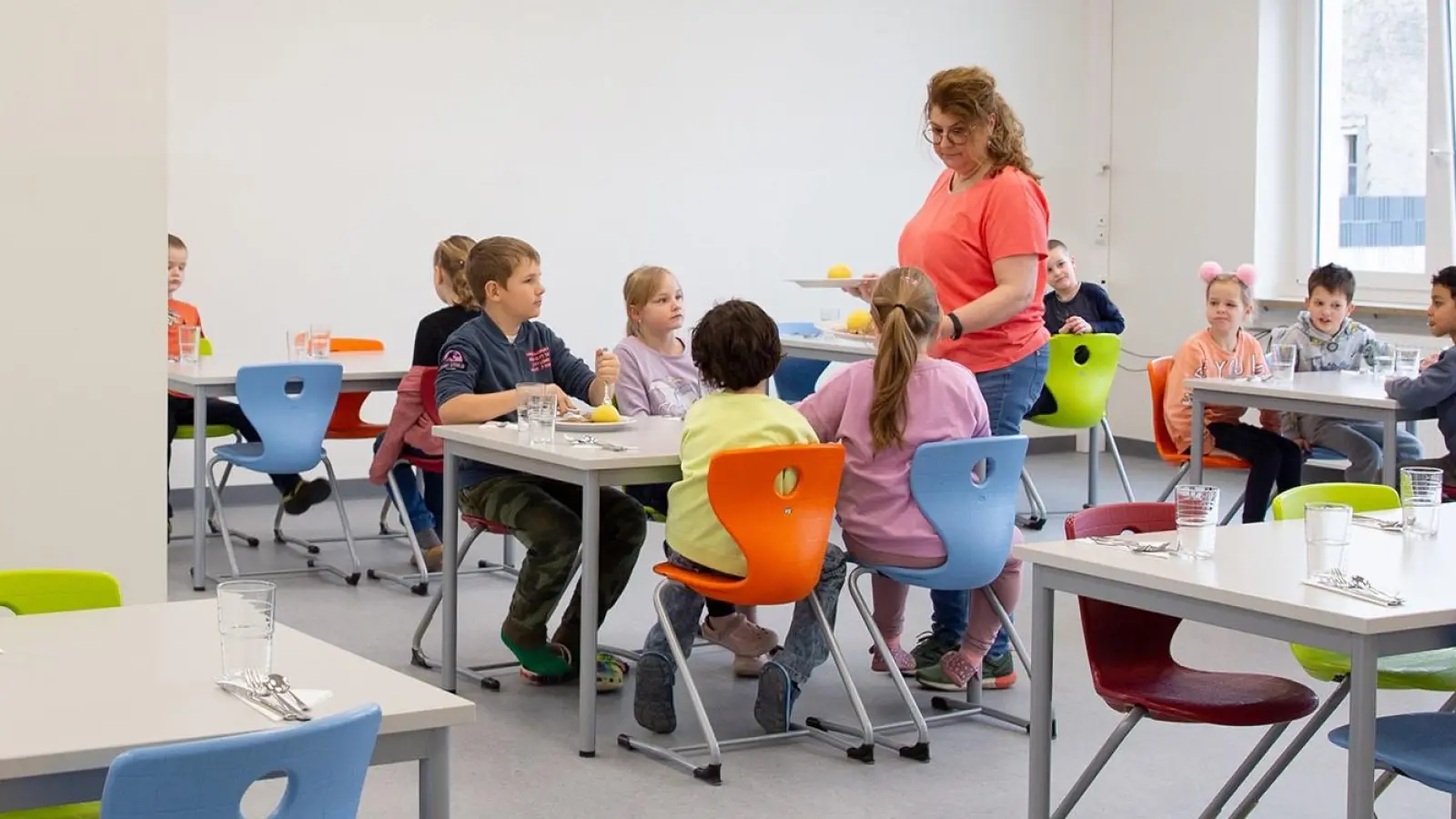 Hier lässt es sich angenehm speisen: Nach der Modernisierung erstrahlt die Mensa an der Hammerwegschule in neuem Glanz.  (Bild: Stadt Weiden/exb)