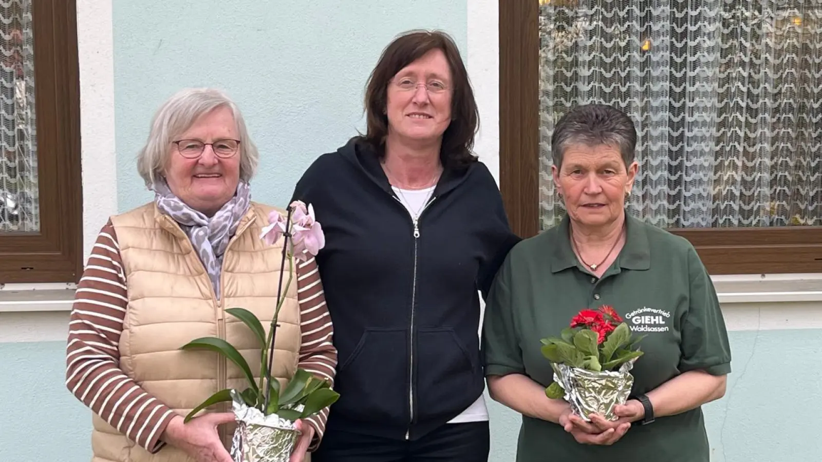 Ehrengausportleiterin und Wettbewerbs-Initiatorin Elfriede Kamm zusammen mit Gaudamenleiterin Angela Petersohn und Jubilarin Erika Rosner (von links). (Bild: Martin Dietz/exb)