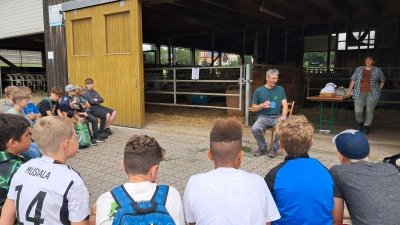 Unterricht auf dem Bio-Bauernhof Kunz erlebten die Realschüler.  (Bild: Realschule im Stiftland/exb)