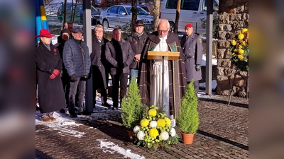 Totengedenken mit dem Kartell Weiden West am Mahnmal vor der Maria Waldrastkirche mit Prälat Johann Neumüller und den Delegierten der angeschlossenen Vereine im Kartell. (Bild: R. Kreuzer)