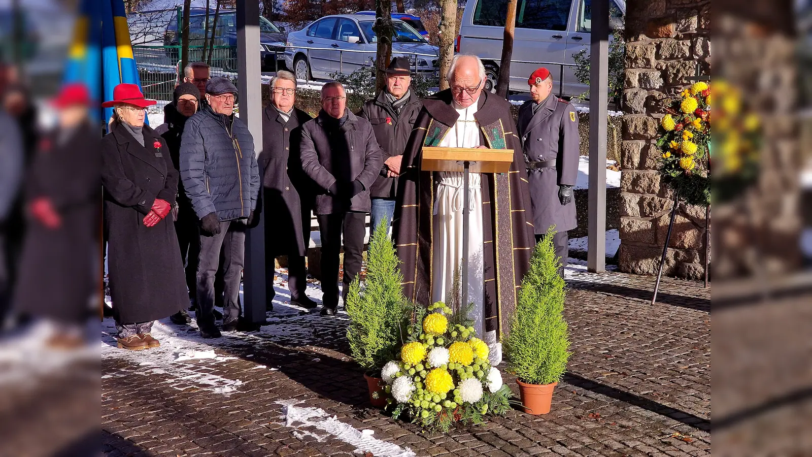 Totengedenken mit dem Kartell Weiden West am Mahnmal vor der Maria Waldrastkirche mit Prälat Johann Neumüller und den Delegierten der angeschlossenen Vereine im Kartell. (Bild: R. Kreuzer)