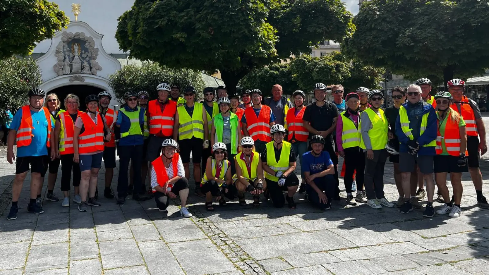 Nach dem Abschlussgottesdienst präsentierte sich die Pilgergruppe vor der Heimfahrt bei bestem Wetter (Bild: Reinhold Stopfer)