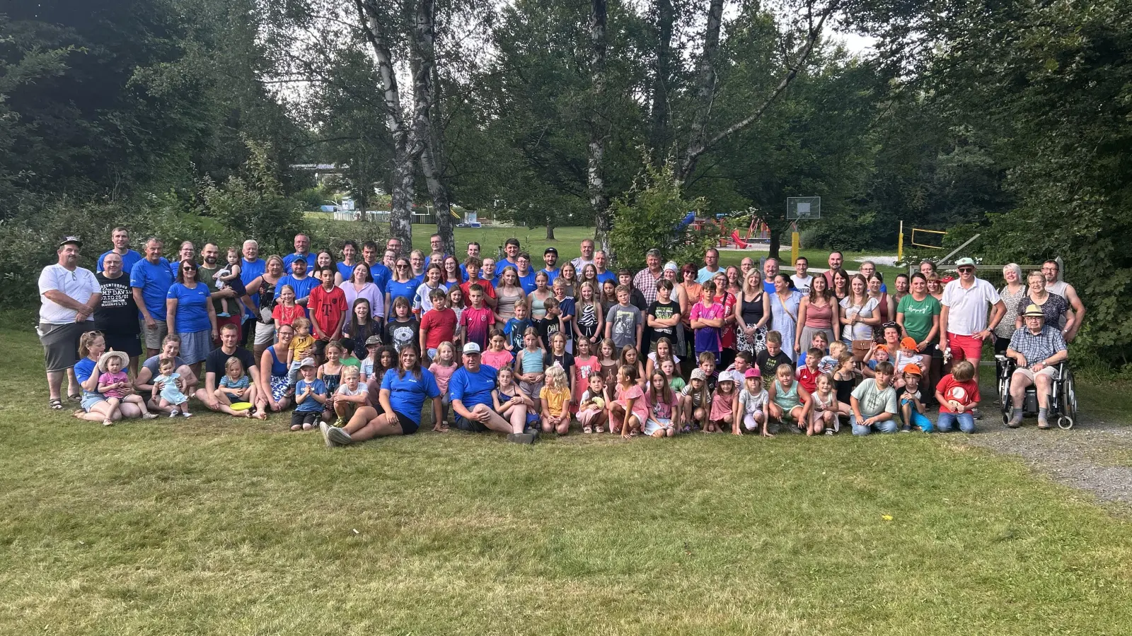 Gruppenbild zur 30 Jahrfeier mit Betreuern Gästen und Kindern  (Bild: Magdalena Zwack)