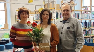 Die Leiterin der Bücherei, Monika Haberl (li.) und Bürgermeister Ludwig Gürtler (re.) verabschieden die Mitarbeiterin Anja Demleitner. (Bild: Josef Glas)