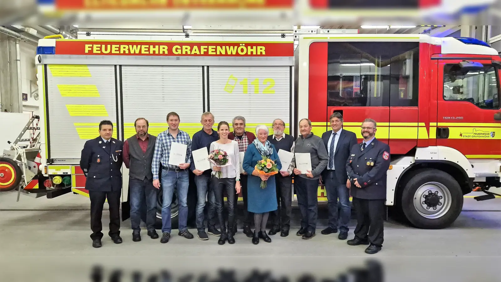 Feuerwehr-Vorstand Robert Kraus (rechts) bedankte sich beim Kameradschaftsabend bei den Kameraden mit langjährigen Dienstzeiten und besonders bei seinem Vorgänger Alexander Richter (links). (Bild: rgr)