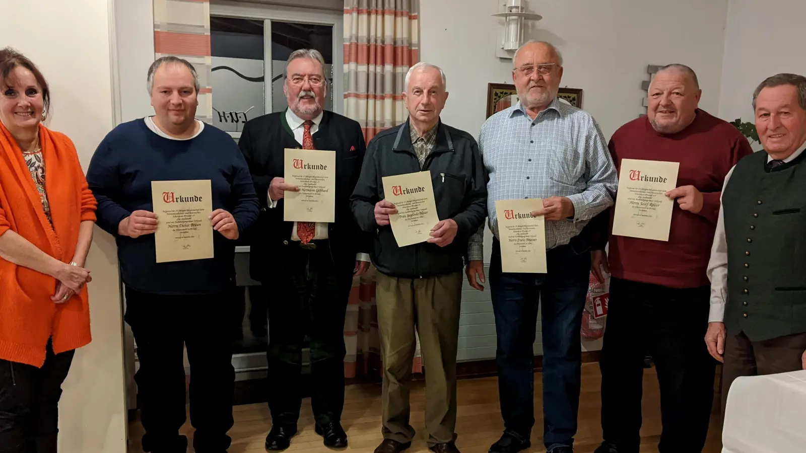  Bei der Mitgliederversammlung des „Stadtturms Pfreimd” werden viele Mitglieder für ihre langjährige Treue geehrt. Das Bild zeigt die anwesenden Geehrten sowie Vertreter: (von links) Zweite Bürgermeisterin Johanna Mertins, für Dieter Braun sein Sohn, Hermann Gebhard, für Sieglinde Maier Albert Maier, Franz Brunner, Josef Reiser und erster Vorsitzender Peter Egerer. <br> (Bild: Egerer/exb)