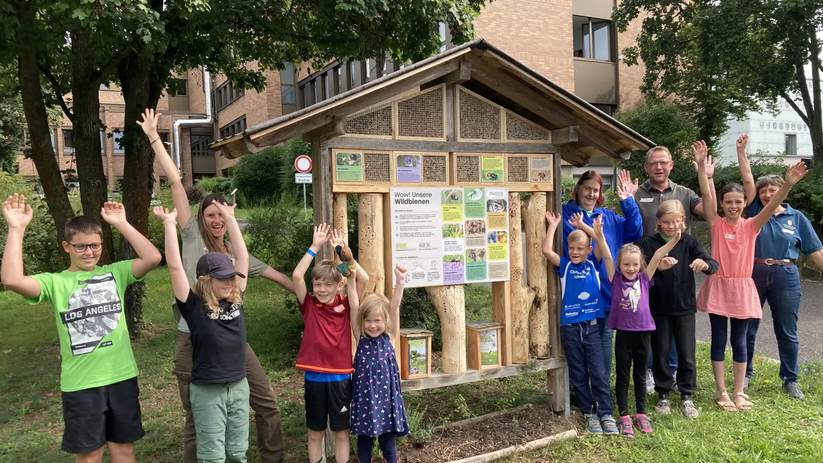 Die an der Renovierung beteiligten Kinder mit Vertretern des Naturparkvereins, den Dr. Loew Sozialen Dienstleistungen und des Kreisjugendring Schwandorf vor dem neuen Wildbienen-Hotel.<br> (Bild: Stefan Kuhn)