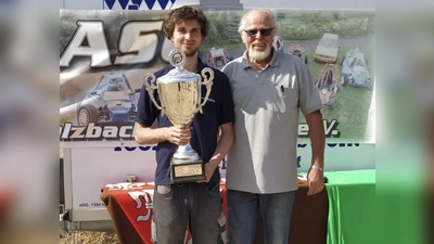 Schnellster ASC-Fahrer, Christopher Franz (links) in seinem Eigenbau (1:01,94), rechts Manfred Scharnagel (2. Sportleiter ASC Su.-Ro.) (Bild: ASC - Michael Luber)