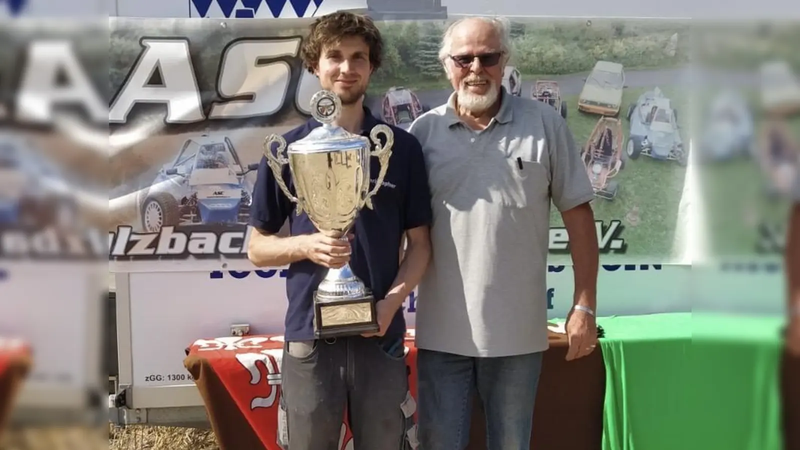 Schnellster ASC-Fahrer, Christopher Franz (links) in seinem Eigenbau (1:01,94), rechts Manfred Scharnagel (2. Sportleiter ASC Su.-Ro.) (Bild: ASC - Michael Luber)