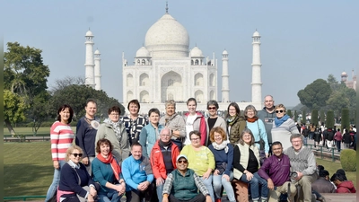 Natürlich gehörte auch ein Besuch des berühmten Taj Mahal zur Indien-Reise der beiden Pfarrverbände. Organisiert wurde sie von Pater Praveen (Zweiter von rechts). (Bild: Theresia Otterbein)