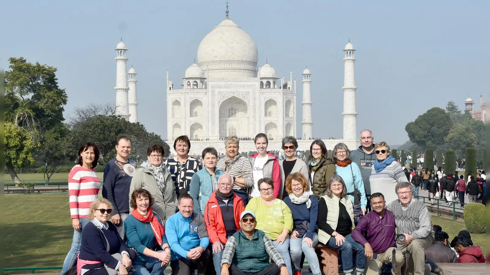 Natürlich gehörte auch ein Besuch des berühmten Taj Mahal zur Indien-Reise der beiden Pfarrverbände. Organisiert wurde sie von Pater Praveen (Zweiter von rechts). (Bild: Theresia Otterbein)