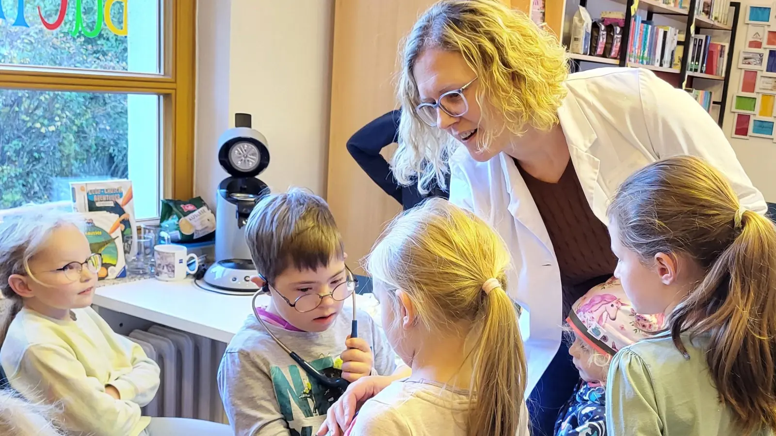 Beim Ausprobieren der Stethoskope sammelten die Kinder interessante Eindrücke.  (Bild: Bettina Michl )