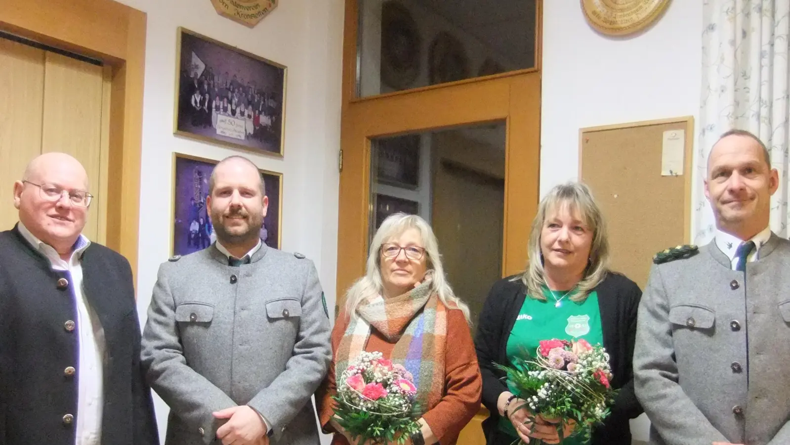 Die Schützendamen Brigitte Koller (Dritte von links) und Edeltraud Legl (Zweite von rechts) werden von Schützenchef Andreas Hammer (Zweiter von links) und dem Zweiten Schützenmeister Christian Habinger (rechts) mit Urkunde und Blumen für 40 Jahre Treue zum Verein geehrt. Zweiter Bürgermeister Johann Vornlocher gratuliert. (Bild: gm)