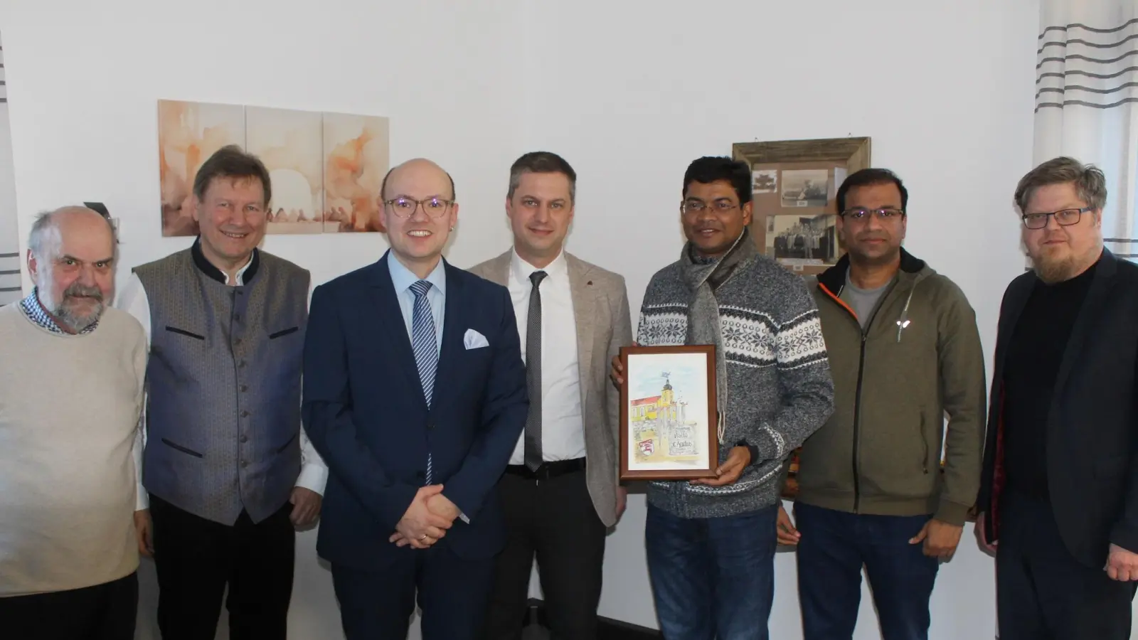 Bild zeigt von links: Kirchenverwaltungsmitglied Rudi Rubenbauer, Diakon Rudi Hoffmann, Kirchenpfleger Stefan Kausler Bürgermeister Wolfgang Söllner, Pater Manoj Tirkey, Pfarrer Pater Anish George, Pfarrgemeinderatssprecher Sebastian Wolf. (Bild: Josef Söllner)