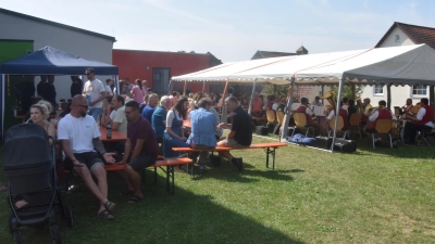 Schattige Plätze waren beim Fest hinter dem Feuerwehrhaus nicht Mangelware, aber gesucht. (Bild: Ernst Frischolz)