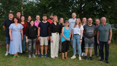 Denise Forster (10.v.r.) bleibt Präsidentin - nur wenige Veränderungen gab es im Präsidium. Dazu gratulierte auch 1. Bürgermeister Roland Strehl (rechts). (Bild: Florian Schlegel)