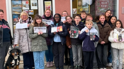 Die Schülerinnen und Schüler der Ganztagesklasse der Realschule Kemnath mit ihrem Schulhund Rocky (Bild: Walter Thurn)