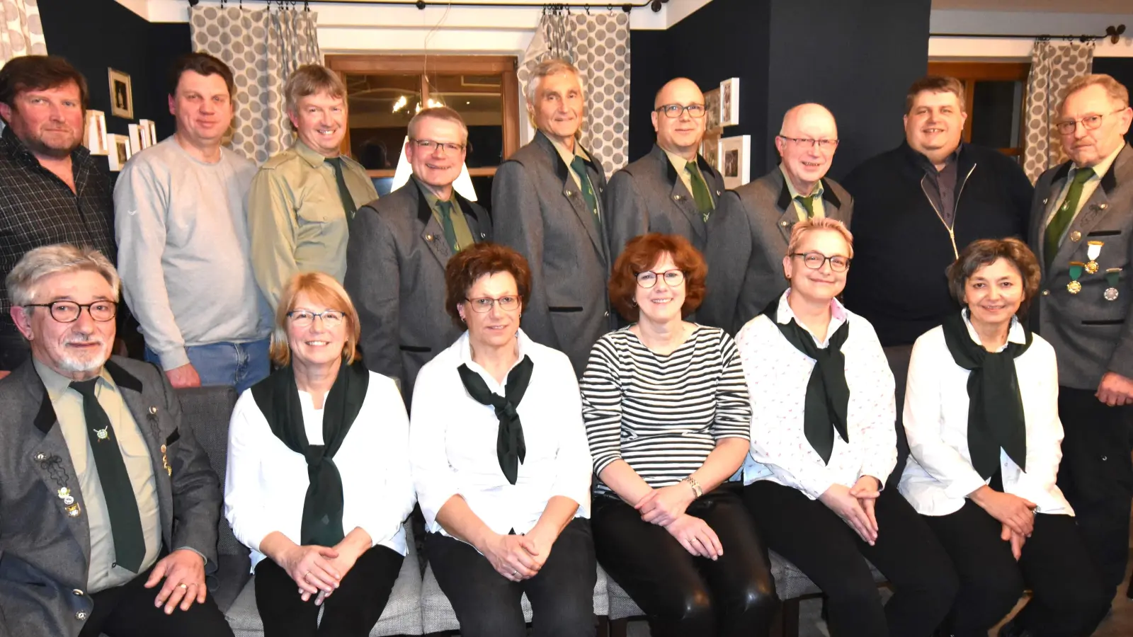 Der Vorstand des Schützenvereins Illschwang um den wiedergewählten Schützenmeister Werner Gleißner (stehend, Dritter von rechts). Neu im engeren Führungskreis sind Schießleiter Bertram Menzel (Vierter von rechts) und seine Stellvertreterin Birgit Böttner (sitzend, Zweite von rechts). Der langjährige Schießleiter Lorenz Geitner (sitzend, links) macht als Beisitzer weiter. Mit im Bild Bürgermeister Dieter Dehling (stehend, Zweiter von rechts). (Bild: no)