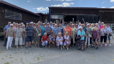 Gruppenbild: 68 Schwarzenfelder Senioren besichtigen den Straußenhof <br>vorne kniend in der ersten Reihe, 2. von rechts: Seniorenbeauftragte Gabriele Beck  (Bild: Silvia Beck)
