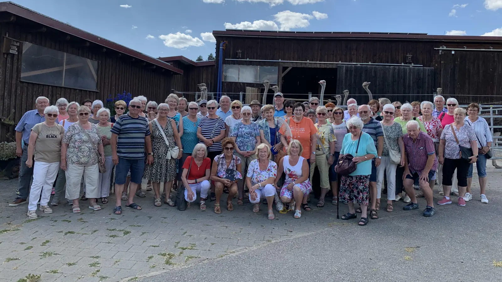 Gruppenbild: 68 Schwarzenfelder Senioren besichtigen den Straußenhof <br>vorne kniend in der ersten Reihe, 2. von rechts: Seniorenbeauftragte Gabriele Beck  (Bild: Silvia Beck)