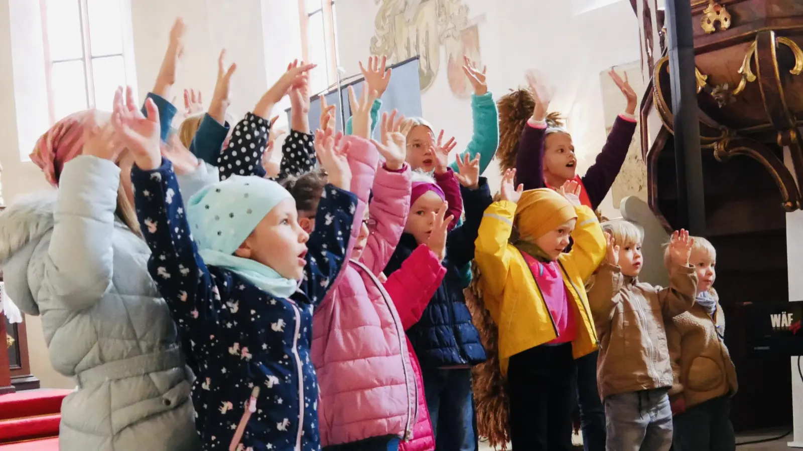 Der Kinderchor der Evangelischen Kirchengemeinde unter der Leitung von Lena Hiltel gestaltete den Familiengottesdienst zum Erntedankfest musikalisch mit.  (Bild: Ann-Kathrin Förderreuther)