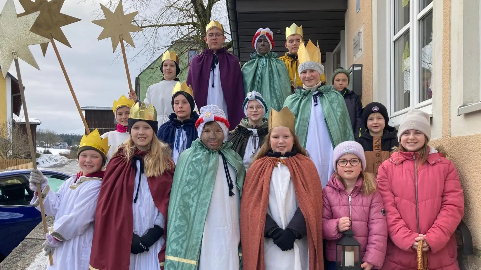 Alle teilnehmenden Kinder der Aktion der Heiligen Drei Könige in Groschlattengrün. (Bild: Beate Hilpert )