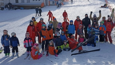 Die Kinder und Übungsleiter hatten sichtlich Spaß im Schnee. (Bild: Rudi Pösl)