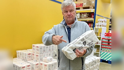 BI-Vorsitzender Michael C. Geiss zeigt, dass Zucker und Mehl, palettenweise eingekauft, für die Tafel mit weniger Organisationsaufwand zu verteilen sind, als bunt gemischte Lebensmittelpakete, die neu sortiert werden müssen. (Bild: MCG-Studios/Michael Geiss)