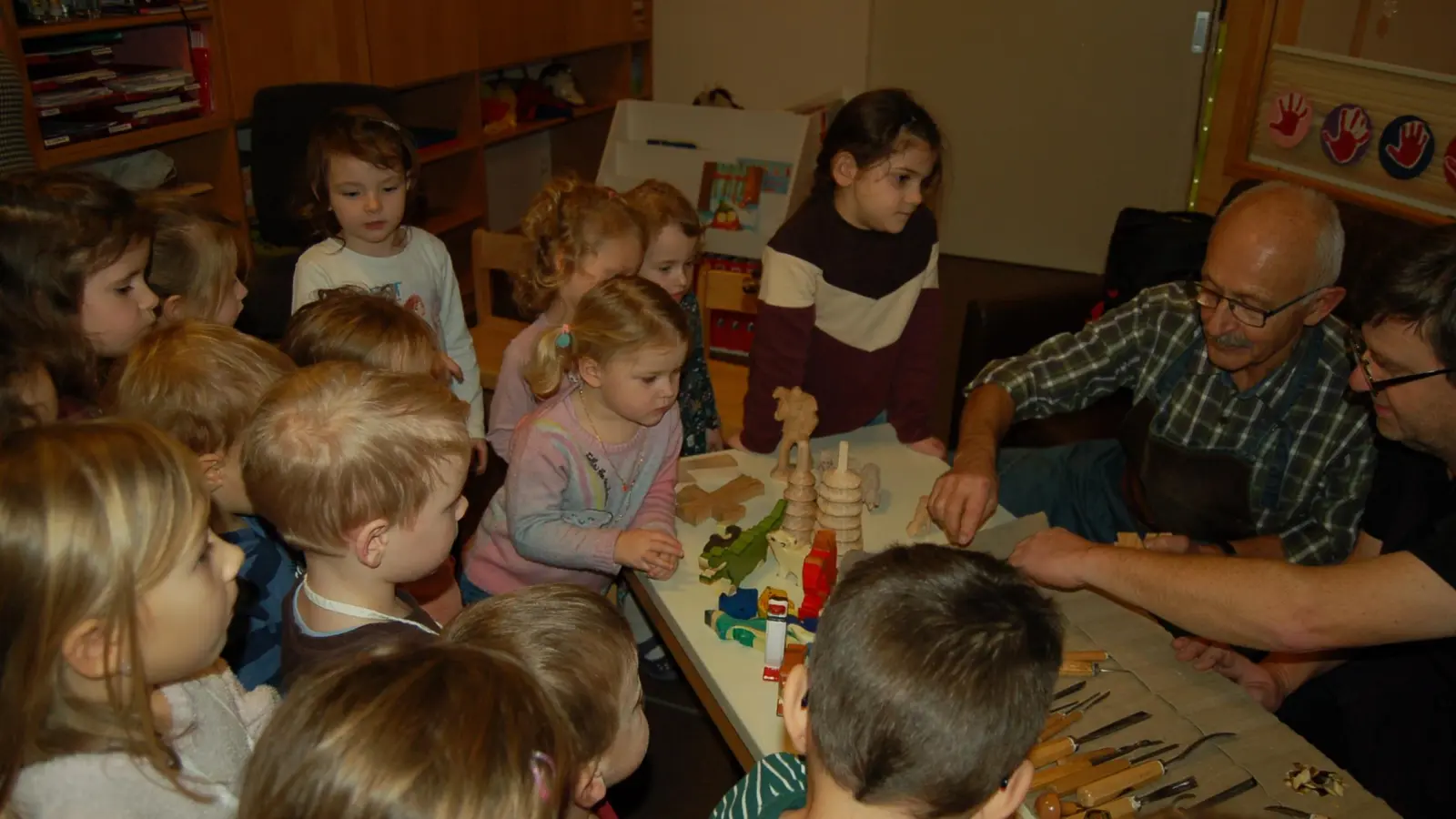 Gespannt schauten die Kinder zu, was Erwin Klotz macht. (Bild: Tanja Pflaum)