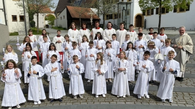 Nach dem Festgottesdienst stellten sich alle zusammen mit Pfarrer Hannes Lorenz und den Ministranten zum Gruppenbild auf. (Bild: Raphael Haubelt )