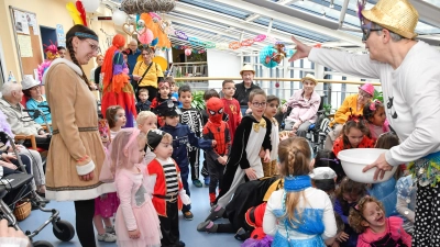 Faschingsumzug im Marienheim Amberg. Zum Weiberfaschings-Auftakt zogen die Kindergartenkinder des Caritas-Marienheims maskiert durchs Haus.  (Bild: Petra Hartl)