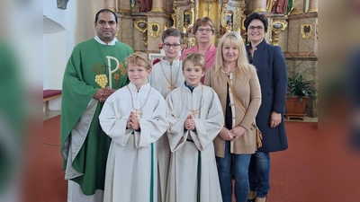 Ministrantenaufnahme/-verabschiedung zeigt (von links): Pfarrer Benny, Thomas Seidl, Jonas Trummer, Jakob Pfab, Mesnerin Hildegard Nübler, PGR-Sprecherin Annette Nübler, Ministrantenbetreuerin Stephanie Lederer. (Bild: Stephanie Lederer)