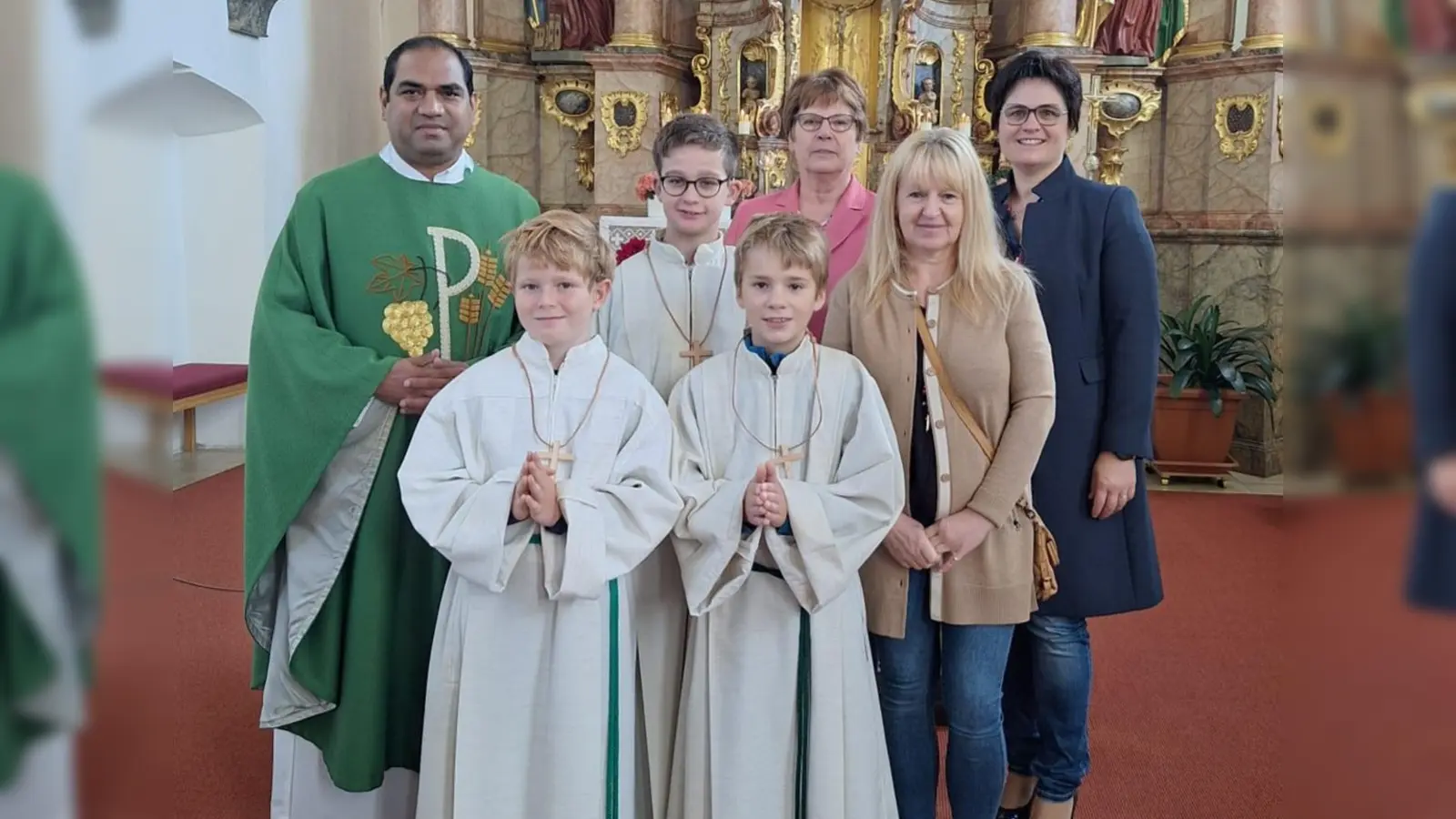 Ministrantenaufnahme/-verabschiedung zeigt (von links): Pfarrer Benny, Thomas Seidl, Jonas Trummer, Jakob Pfab, Mesnerin Hildegard Nübler, PGR-Sprecherin Annette Nübler, Ministrantenbetreuerin Stephanie Lederer. (Bild: Stephanie Lederer)