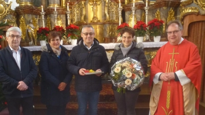 Michael Albang, Monika Paumer, Andreas und Kerstin Bauriedl und Pfarrer Markus Urban (von links). (Bild: Adolf Mandl )