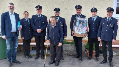 Josef Maderer (Mitte), Wolfgang Prebeck (links) und die Abordnung der Feuerwehr. (Bild: Max Prechtl )