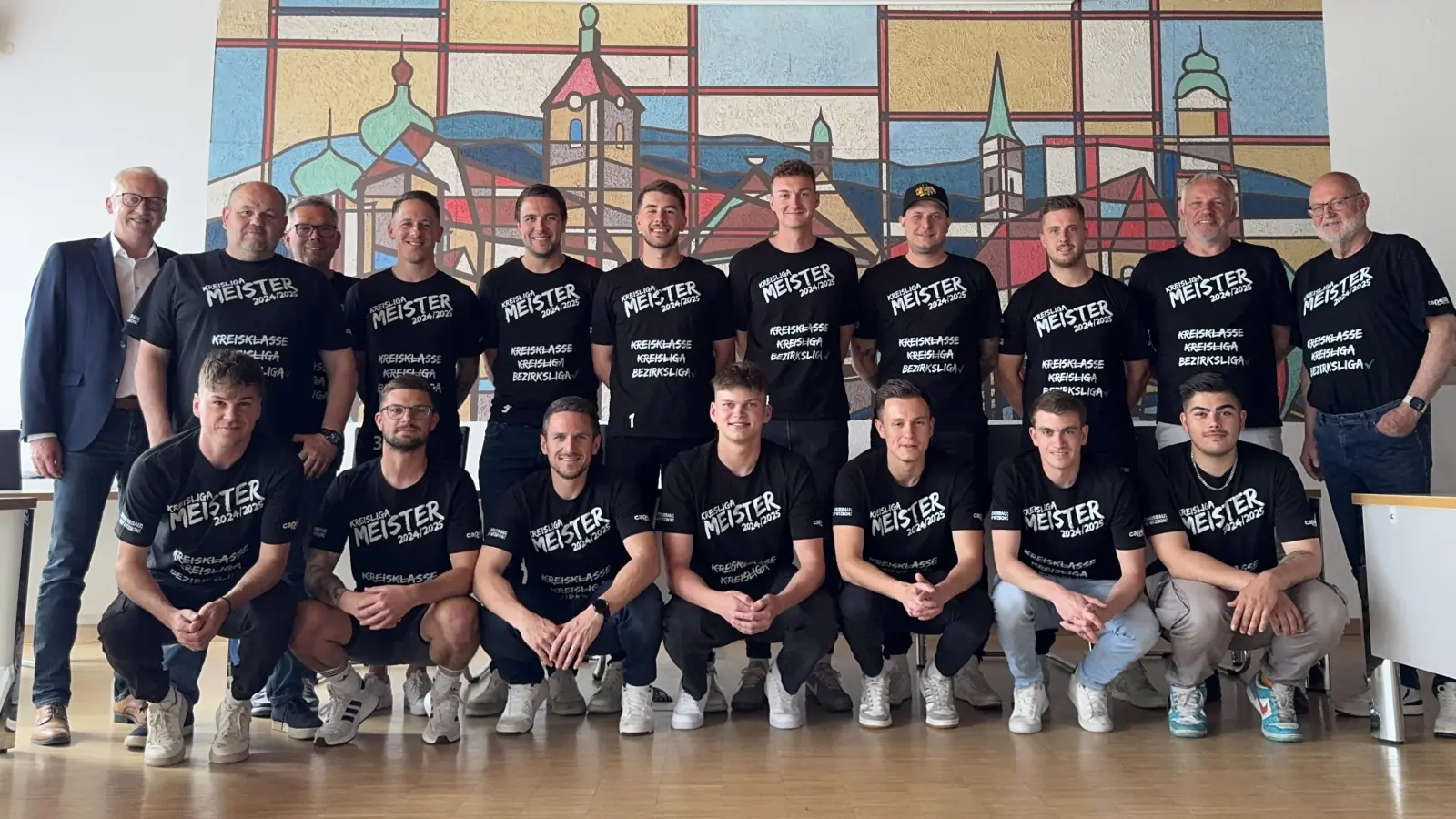 Vom Spielfeld ins Rathaus: Die Erste Mannschaft der SF Ursulapoppenricht beim Empfang im Hahnbacher Rathaus anlässlich der Meisterschaft in der Kreisliga.<br>  (Bild: Dominik Siebert )
